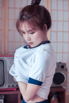 美女露0屁股